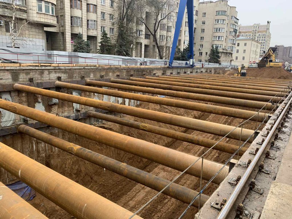 В зоне строительства станции метро «Театральная» рабочие опустились на глубину более 20 метров