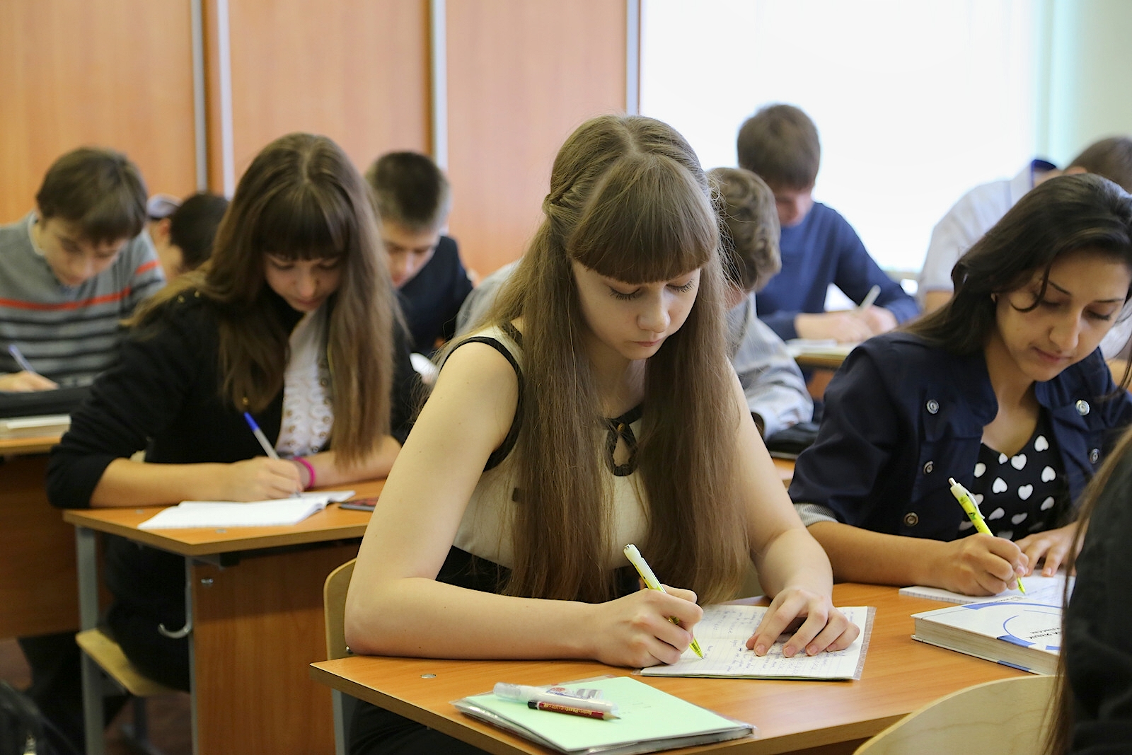 Российские школьники будут писать итоговое декабрьское сочинение по-новому