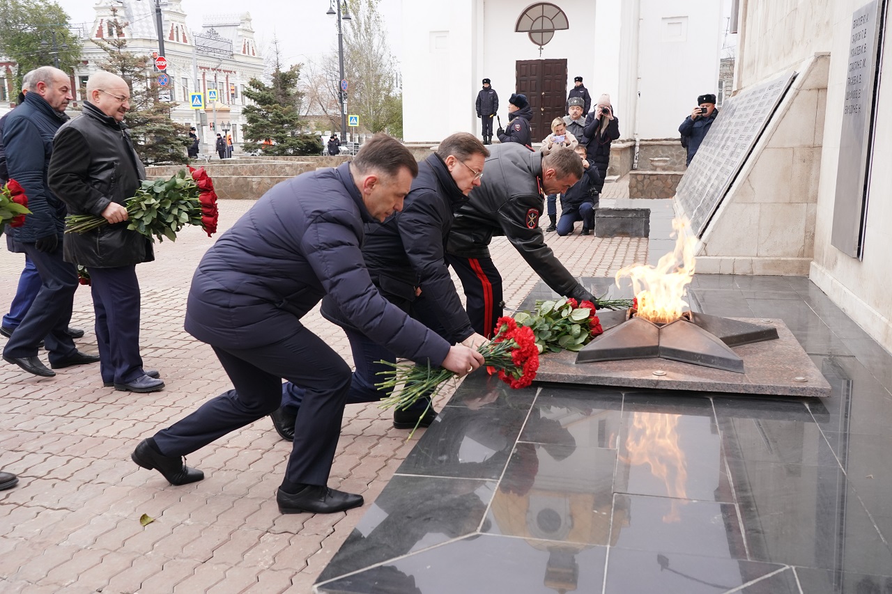 Дмитрий Азаров вместе с земляками почтил память сотрудников органов внутренних дел, погибших при исполнении долга