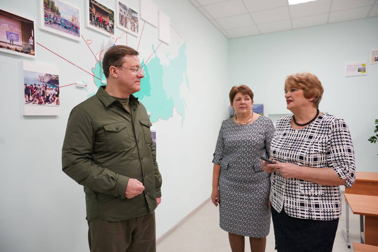 Губернатор Дмитрий Азаров проверил качество ремонта школ в братском городе ДНР Снежное