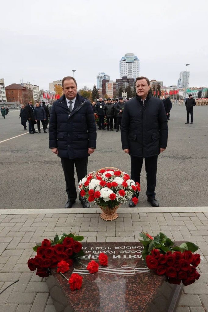 К памятному знаку «Памяти Парада 7 ноября 1941 года в Куйбышеве» в Самаре возложили цветы