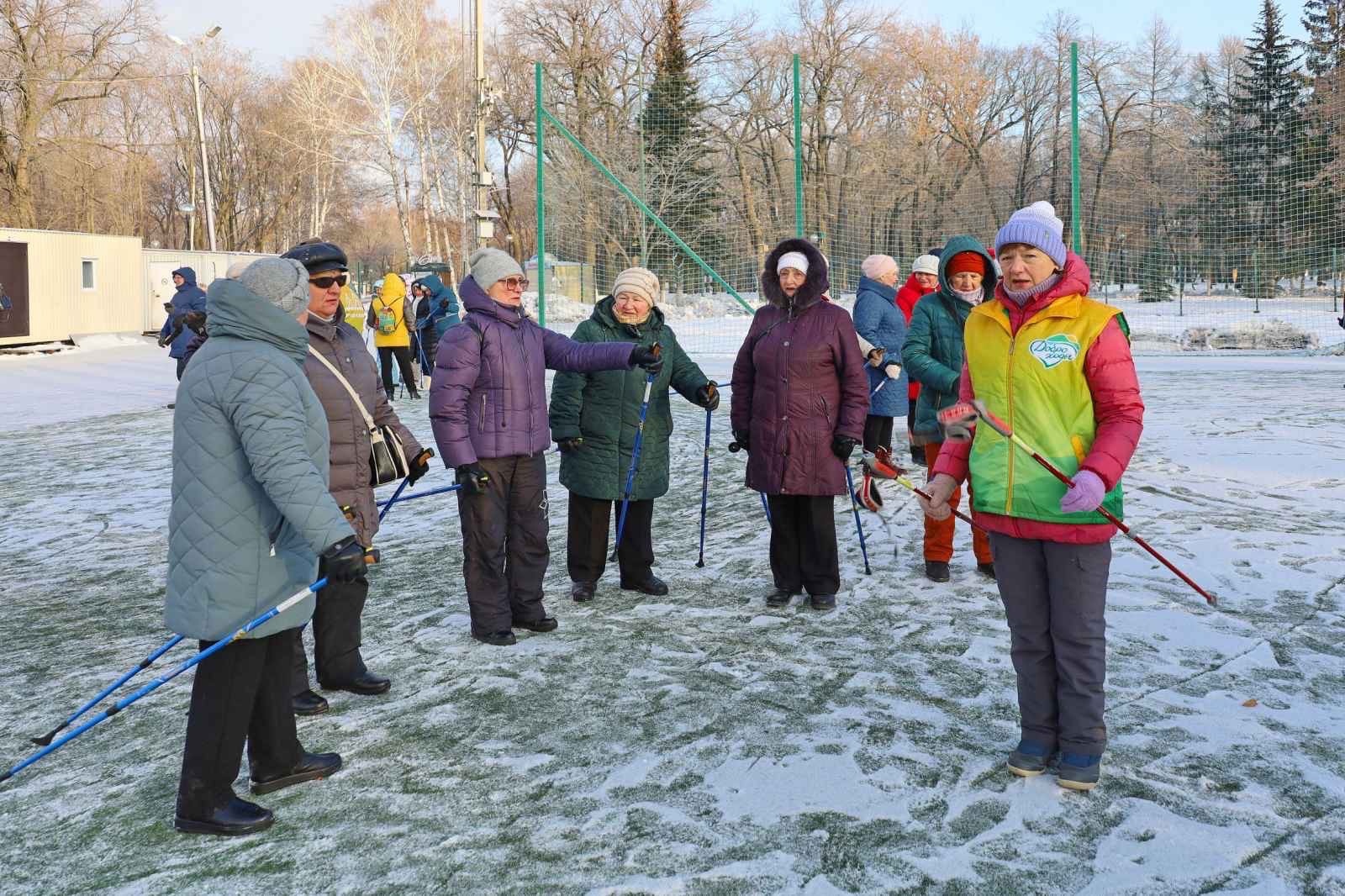 В парке Гагарина провели тренировку по скандинавской ходьбе для инвалидов
