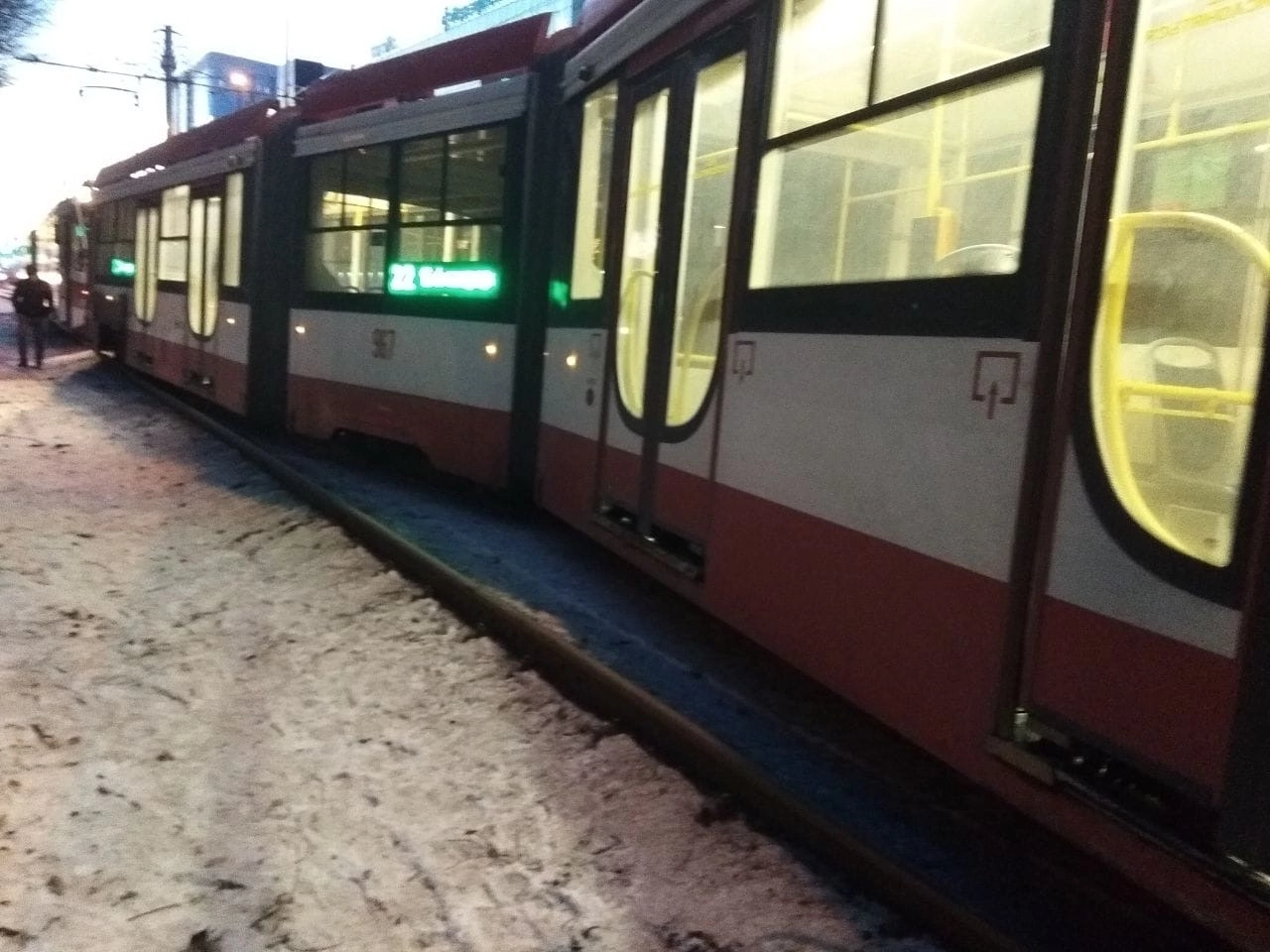 На улице Ново-Садовой в Самаре трамвай сошел с рельсов