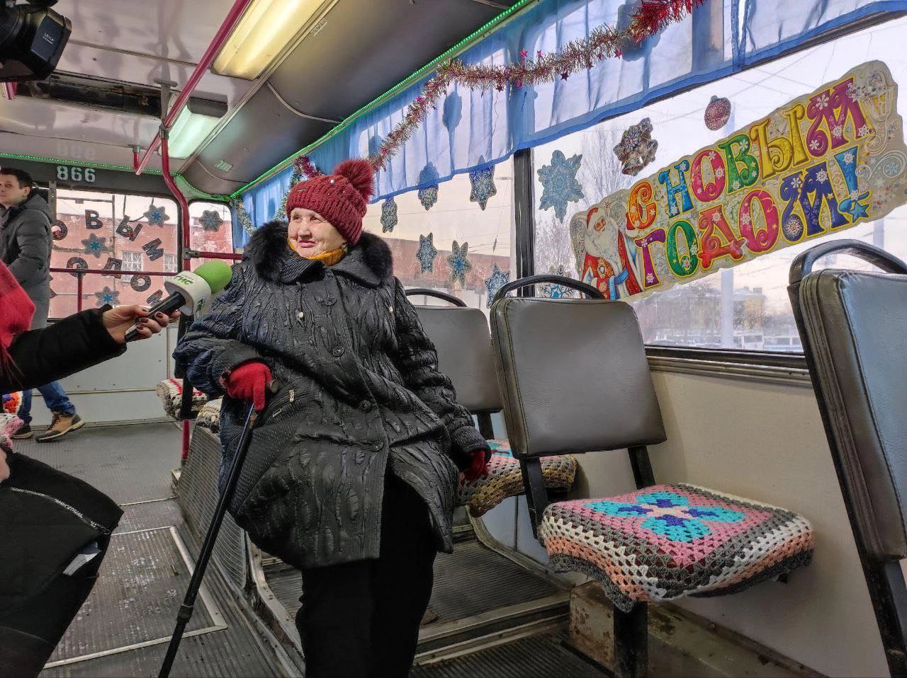 Жительницу Самары, сшившую 22 чехла на сиденья троллейбуса, наградили благодарственным письмом