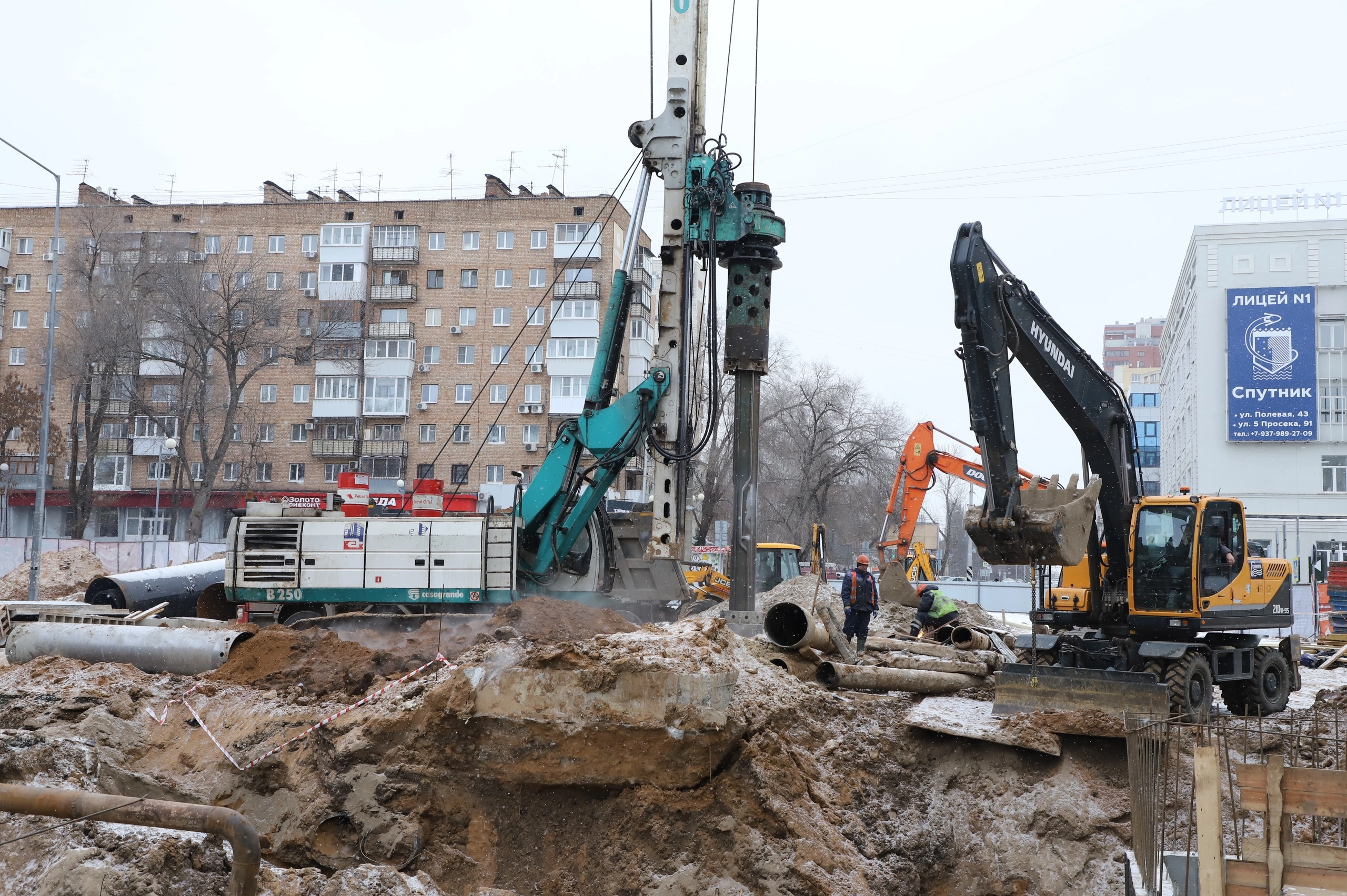 На улице Галактионовской начались работы по бетонированию стартового котлована новой станции метро