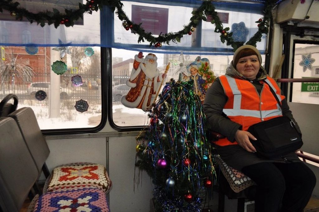 Жительницу Самары, сшившую 22 чехла на сиденья троллейбуса, наградили благодарственным письмом