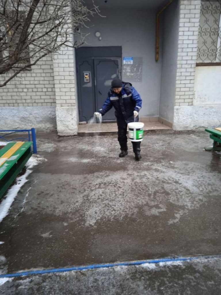 На улицах и во дворах Самары профильные службы борются с последствиями ледяного дождя