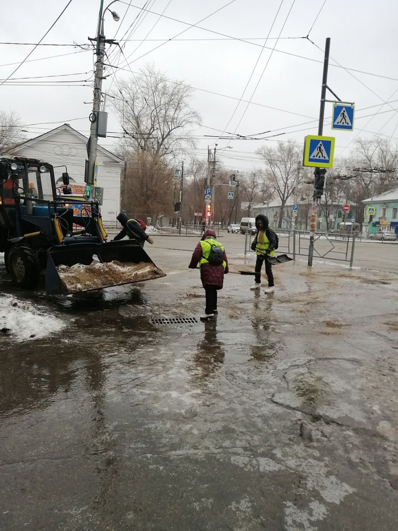 На улицах и во дворах Самары профильные службы борются с последствиями ледяного дождя