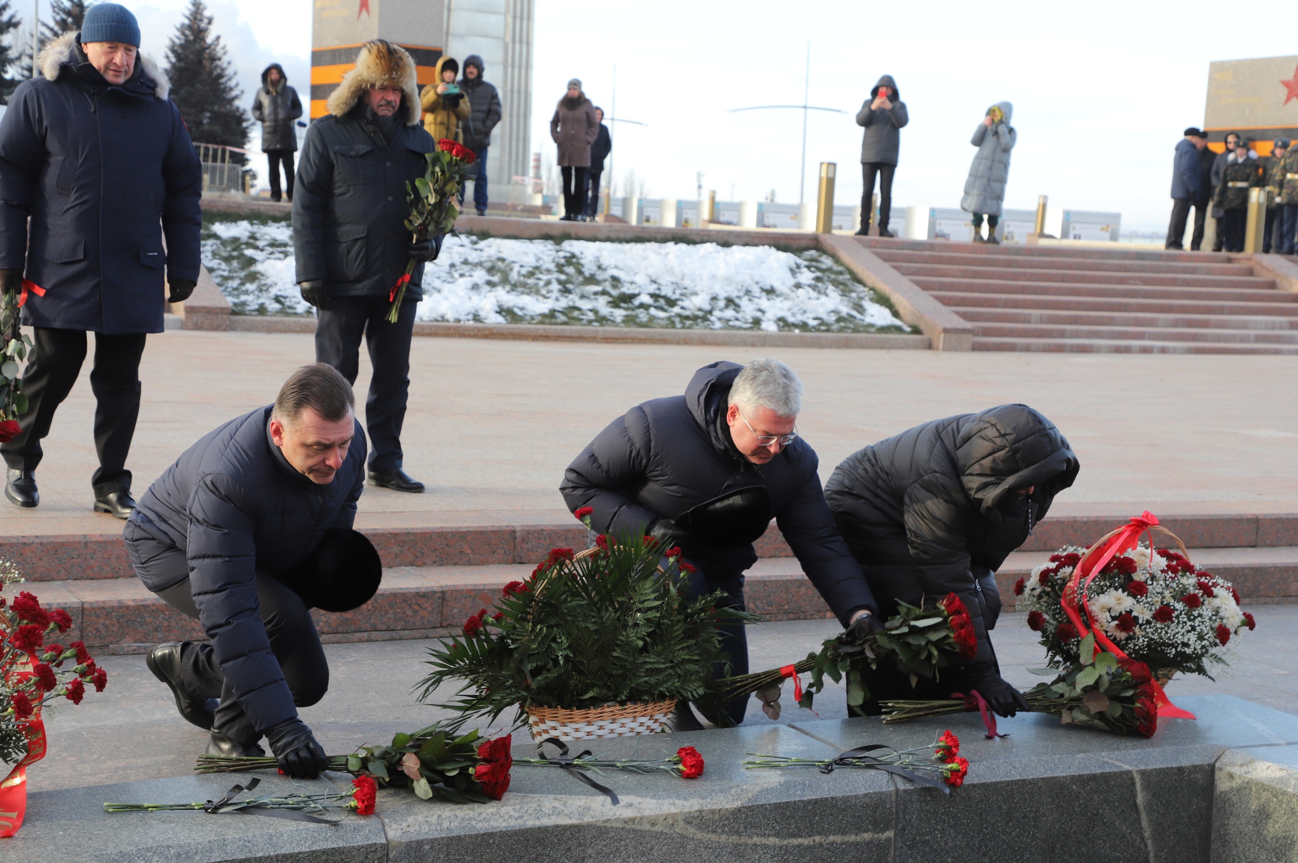На площади Славы прошло торжественное возложение цветов к Вечному огню