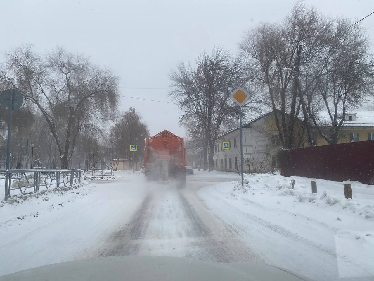 Перед профильными службами Самары поставлена задача по наращиванию сил и средств для оперативной расчистки снега на территории города
