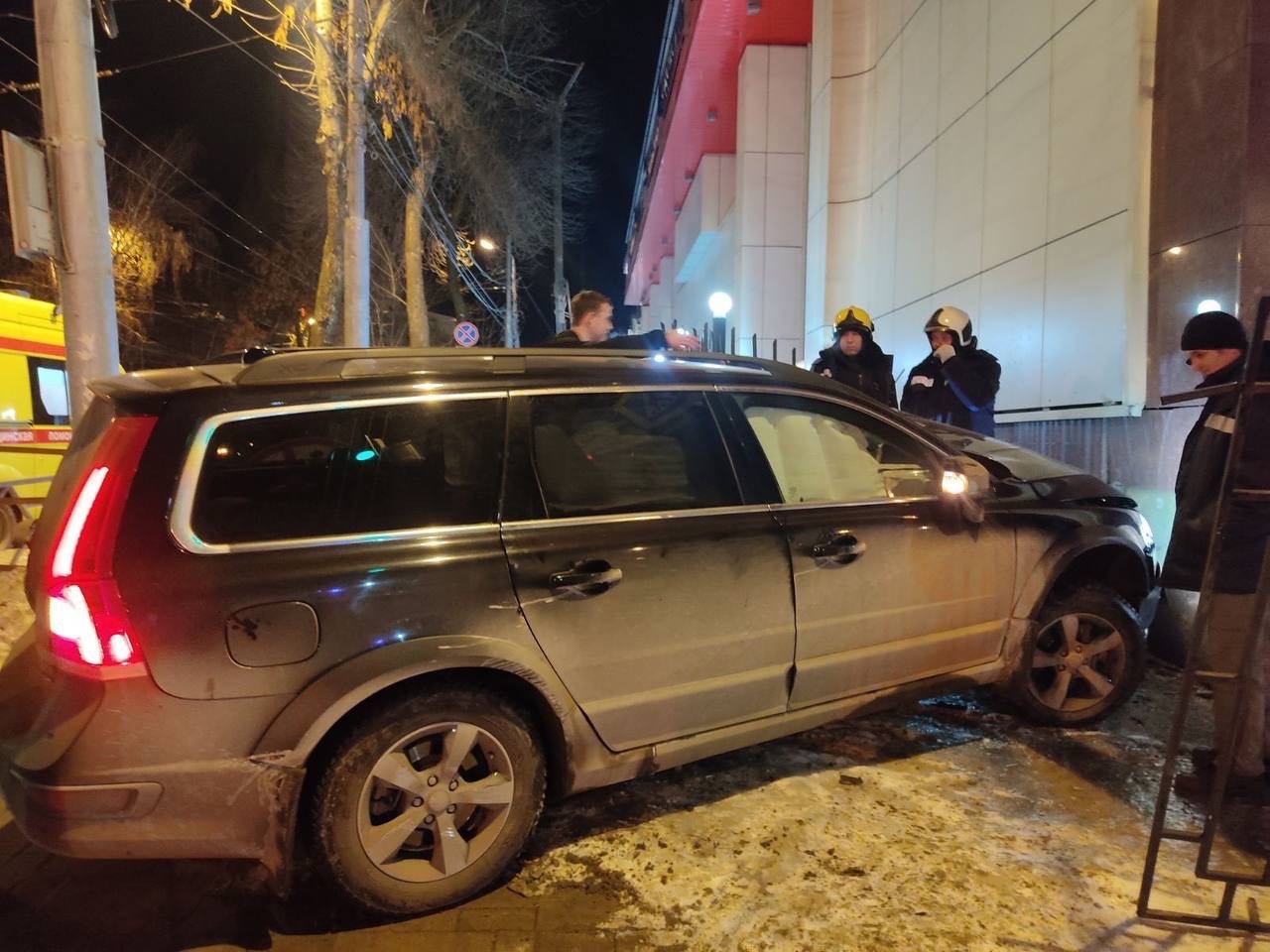 В Самаре автомобиль врезался в театр «Самарт»