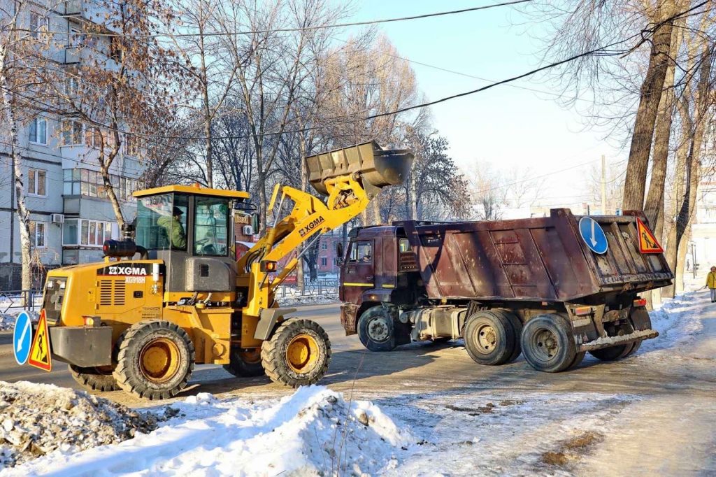 Самарские дорожники продолжают расчистку улиц города от снега