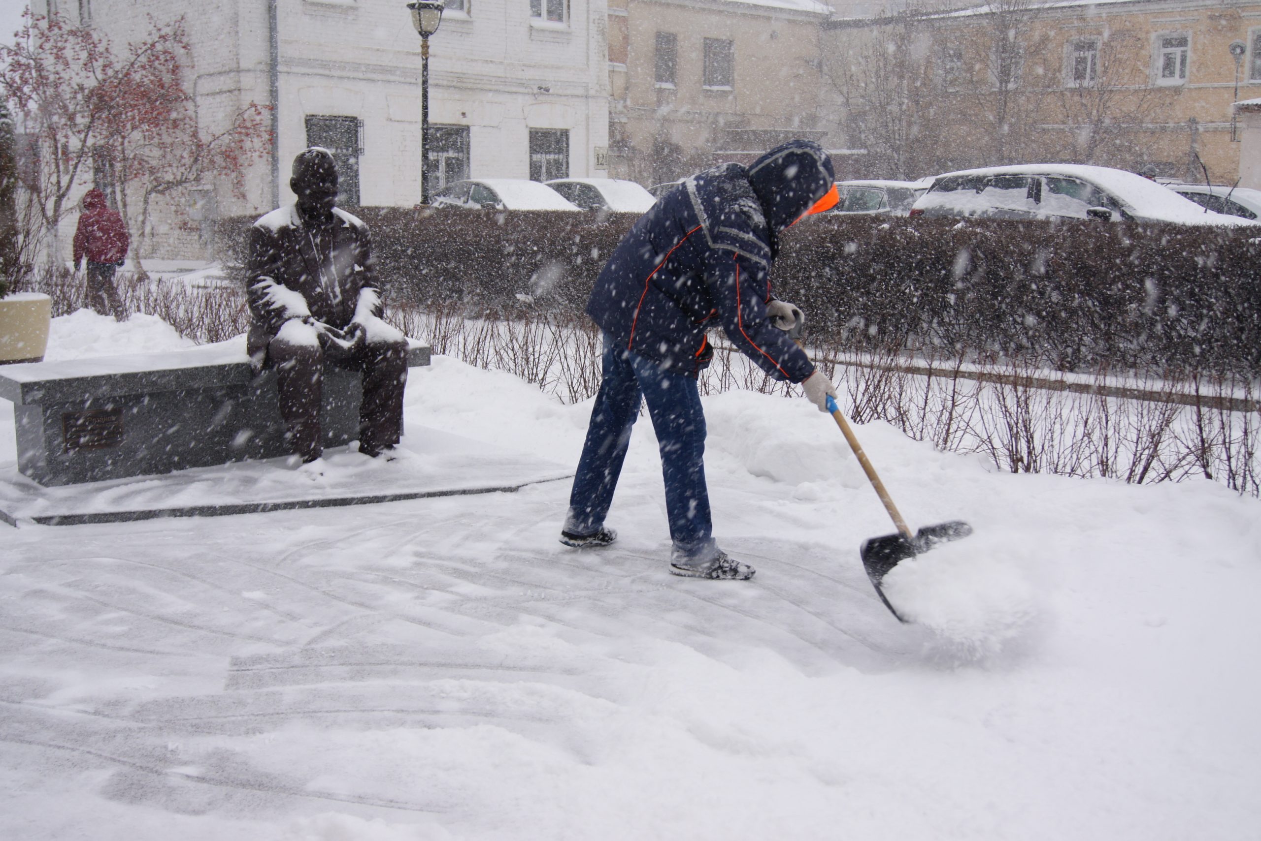 Коммунальные службы Самары продолжают уборку снега