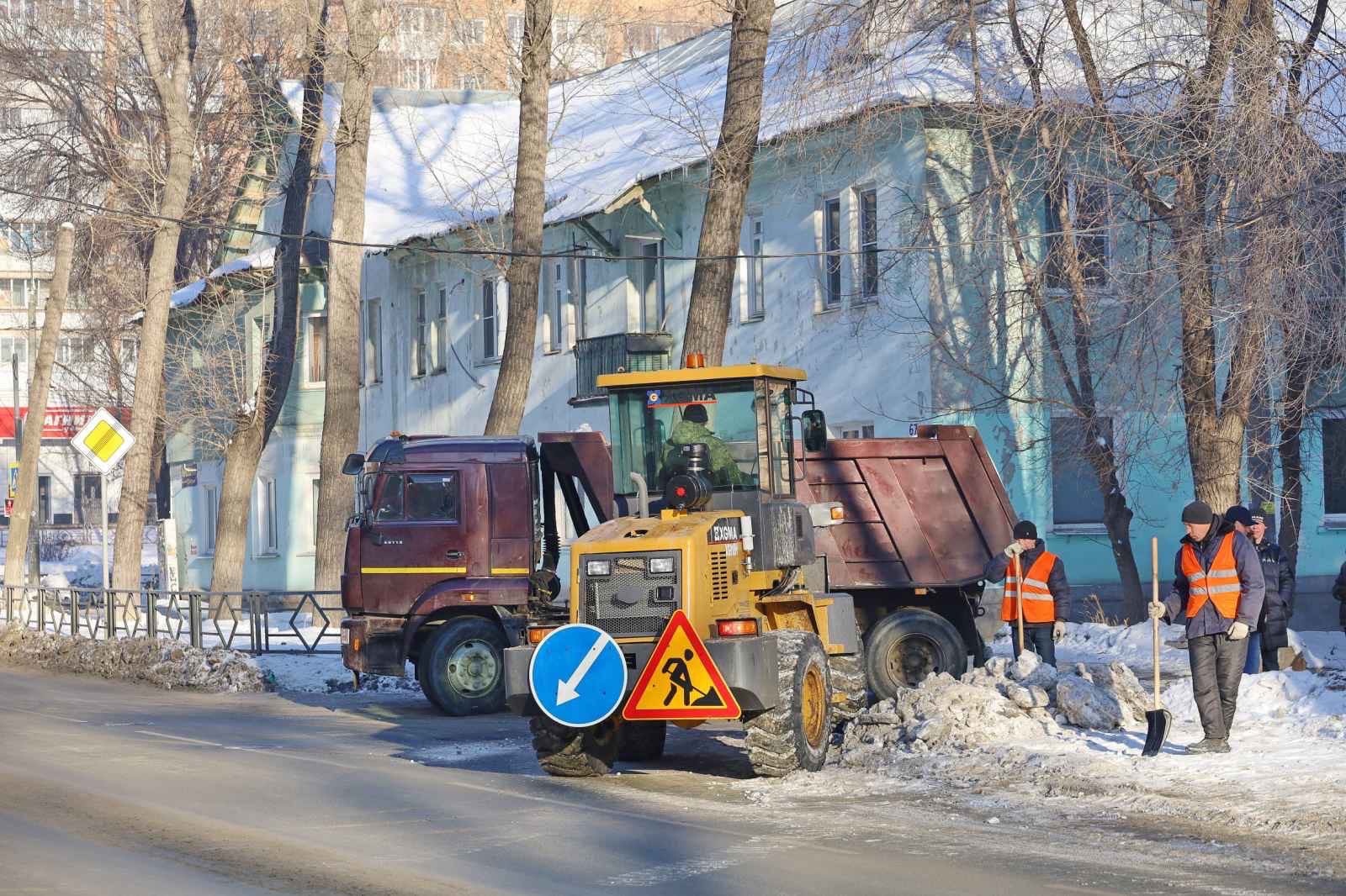 Самарские дорожники продолжают расчистку улиц города от снега