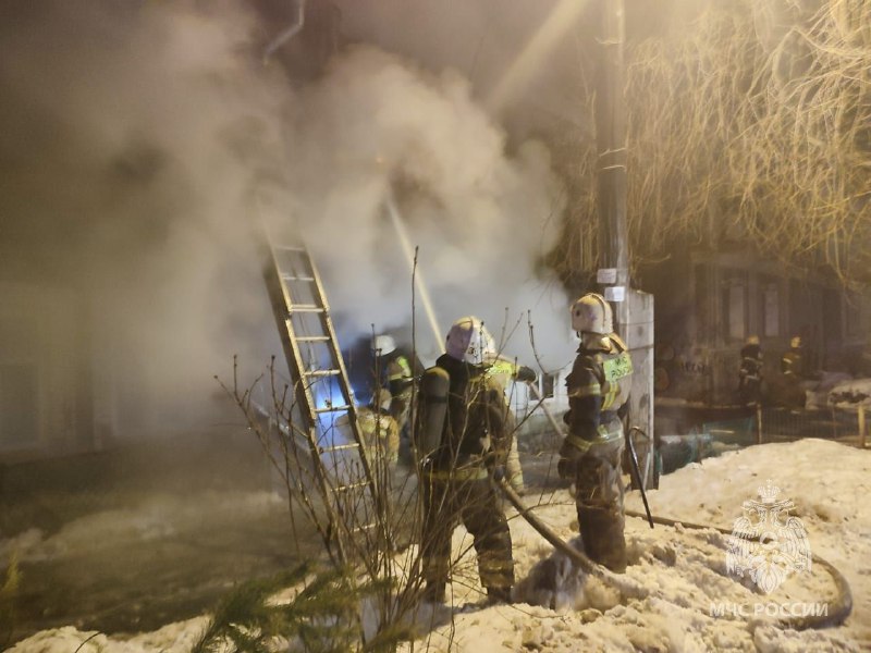 Пожарные остановили открытый огонь в центре Самары
