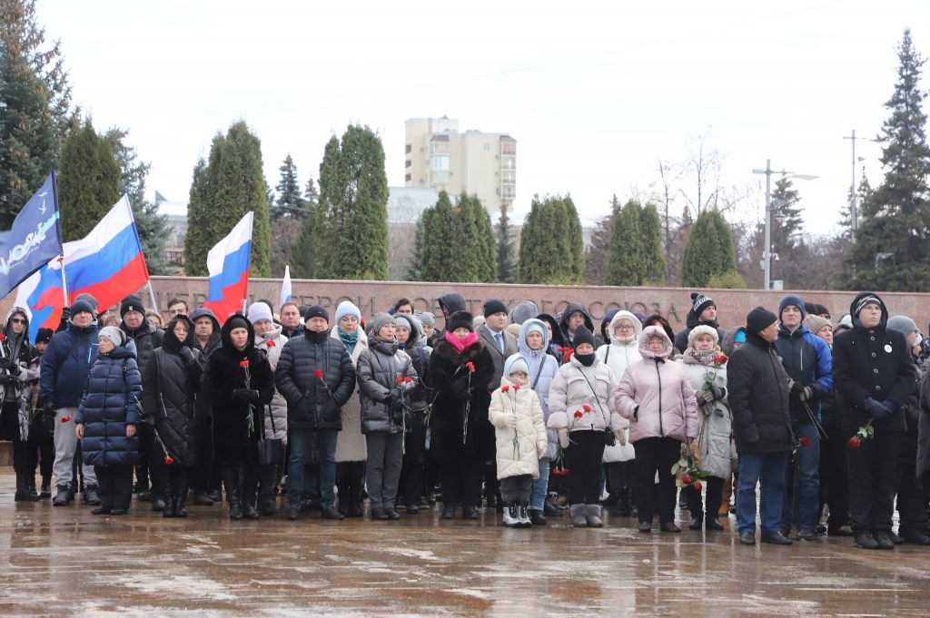 Последние новости сво к этому часу. В Самарской области почтили память. Митинг Нефтеюганск сво. Фото участников сво Самара. Почтить память минутой молчания участников сво.