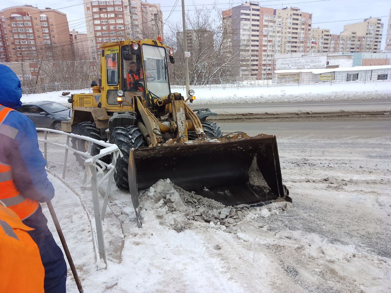 Самарские коммунальщики продолжают расчистку снега с дорог, отремонтированных по профильному нацпроекту