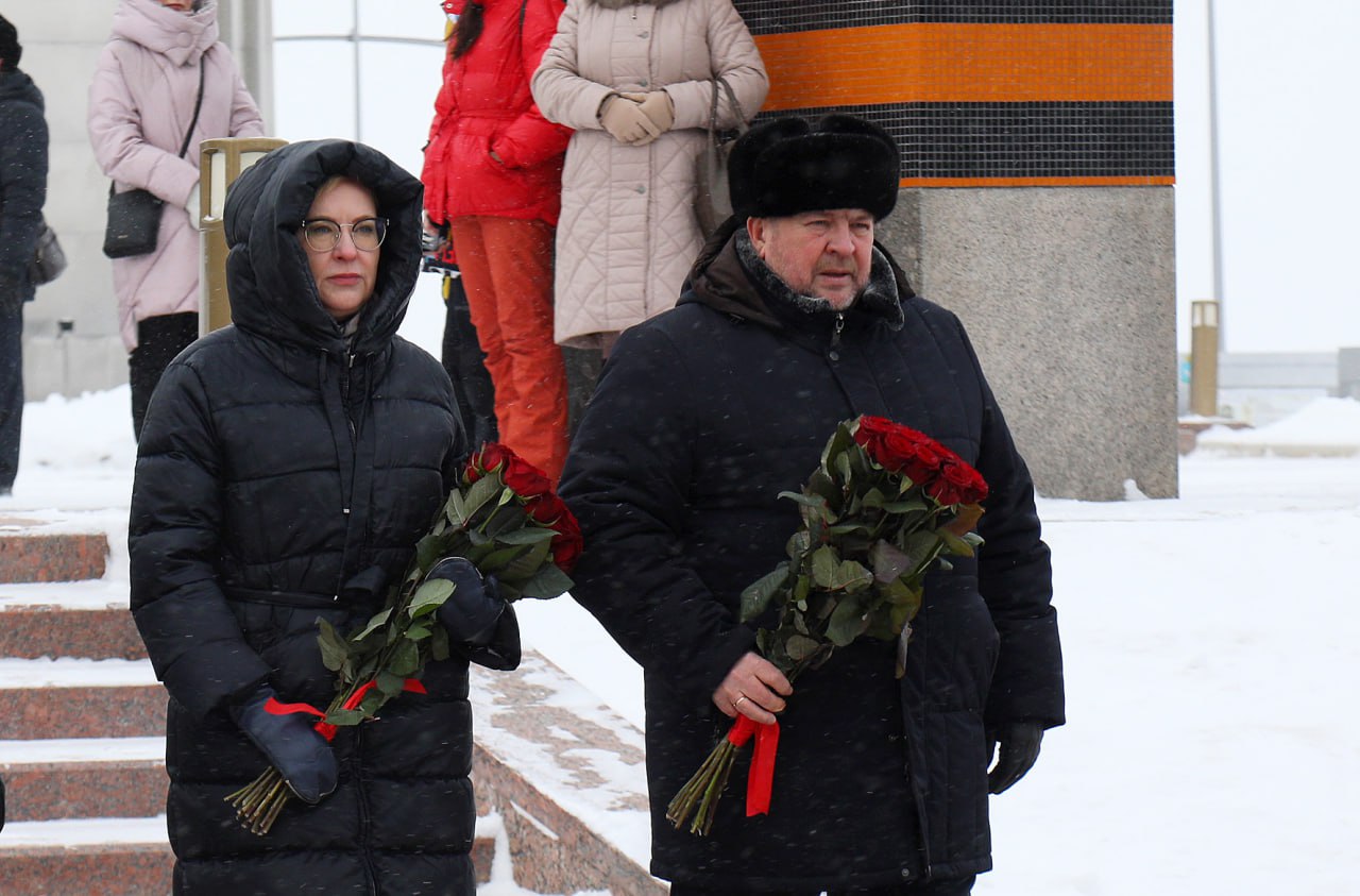 Елена Лапушкина приняла участие в церемонии возложения цветов на площади Славы