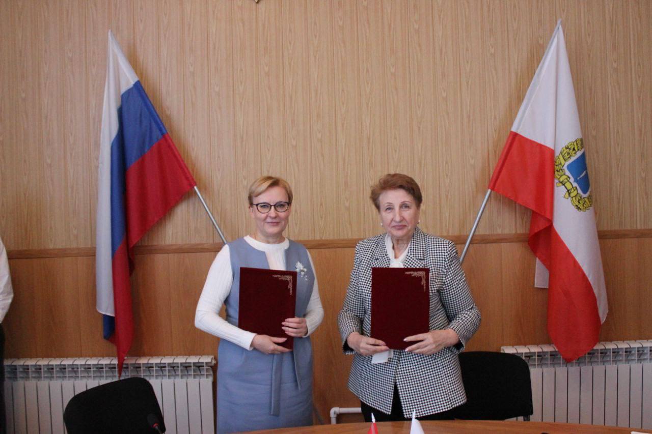 Елена Лапушкина подписала соглашение сотрудничестве и взаимодействии с советом муниципальных образований Саратовской области