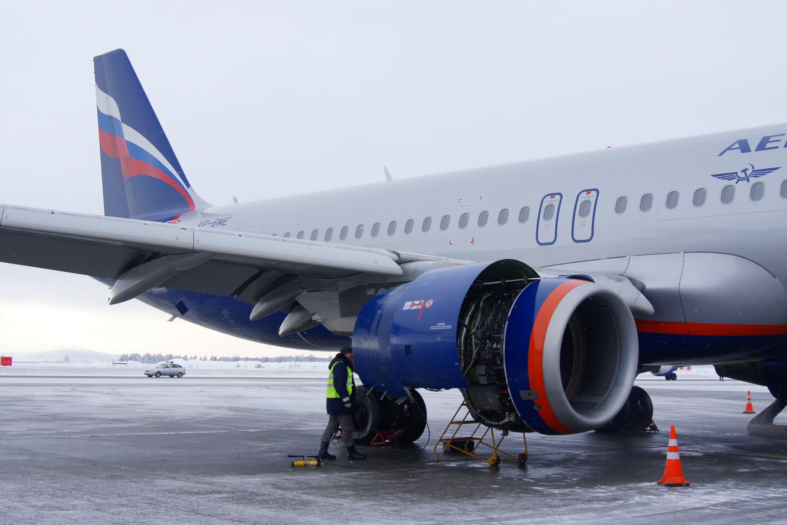 Из Самары не вылетел самолет в Москву из-за повреждений обшивки