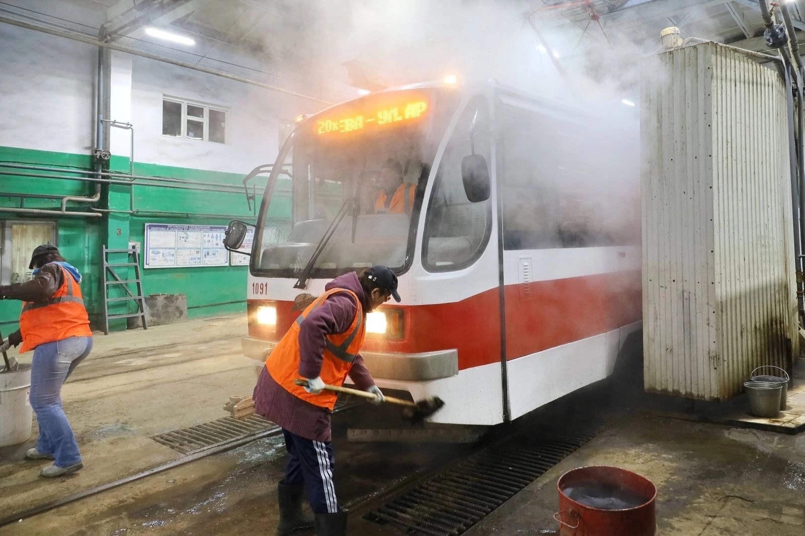 Общественный транспорт Самары продолжают обрабатывать и мыть перед рейсами