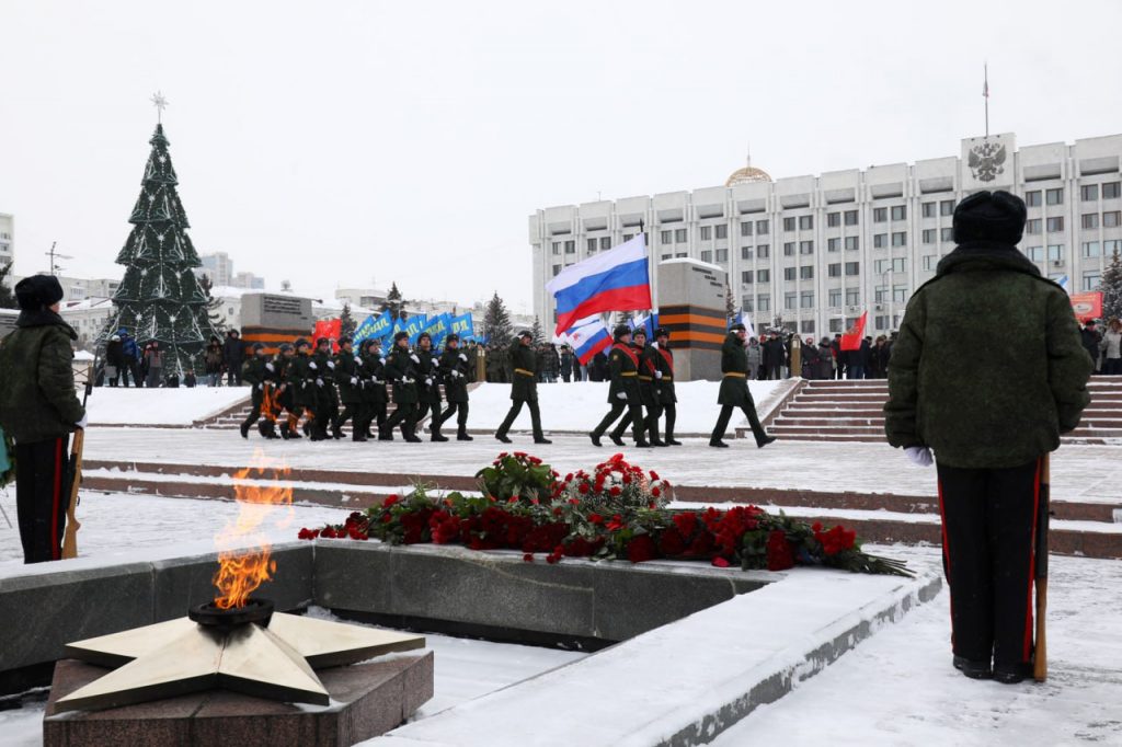 Елена Лапушкина приняла участие в церемонии возложения цветов на площади Славы