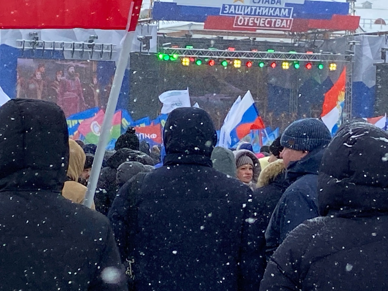 На площади Куйбышева проходит митинг-концерт «Слава защитникам Отечества!»