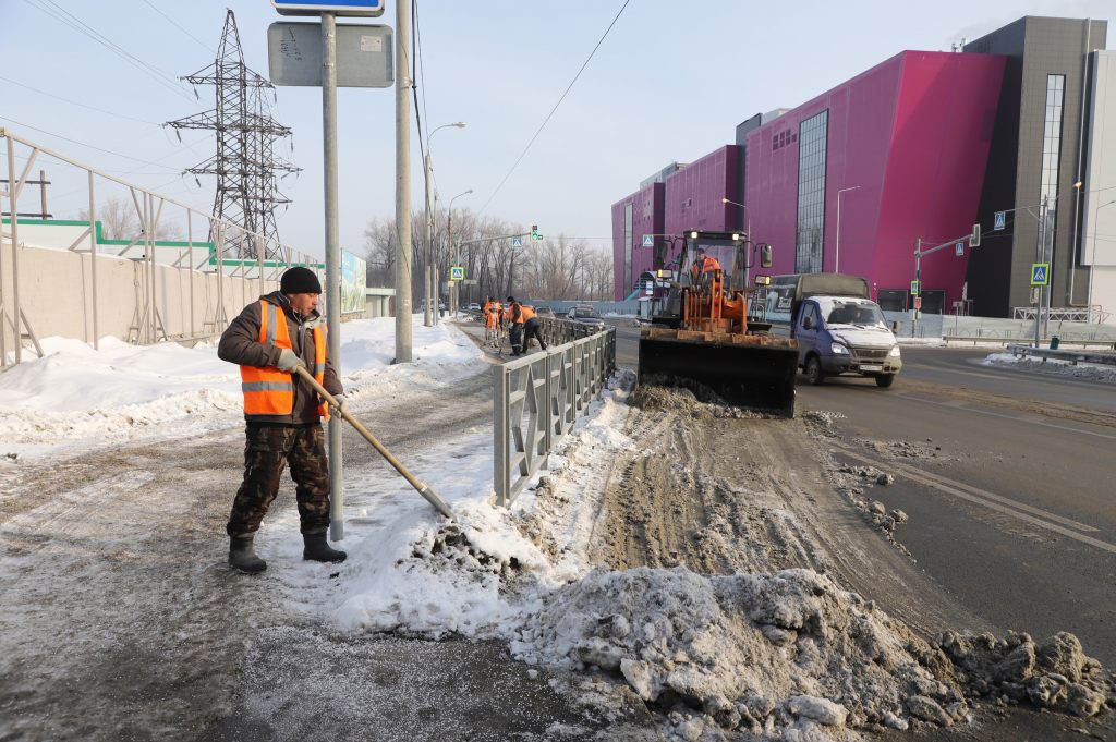 Городские службы расчищают улицу Народную, обновленную в рамках нацпроекта