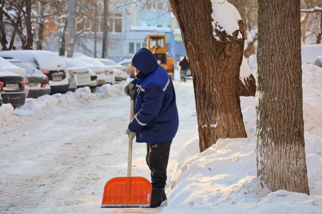 Елена Лапушкина проверила, как службы благоустройства справляются с уборкой снега
