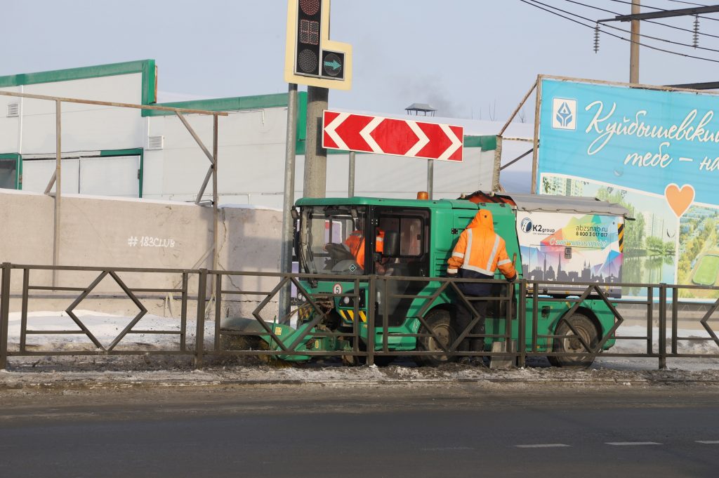 Городские службы расчищают улицу Народную, обновленную в рамках нацпроекта