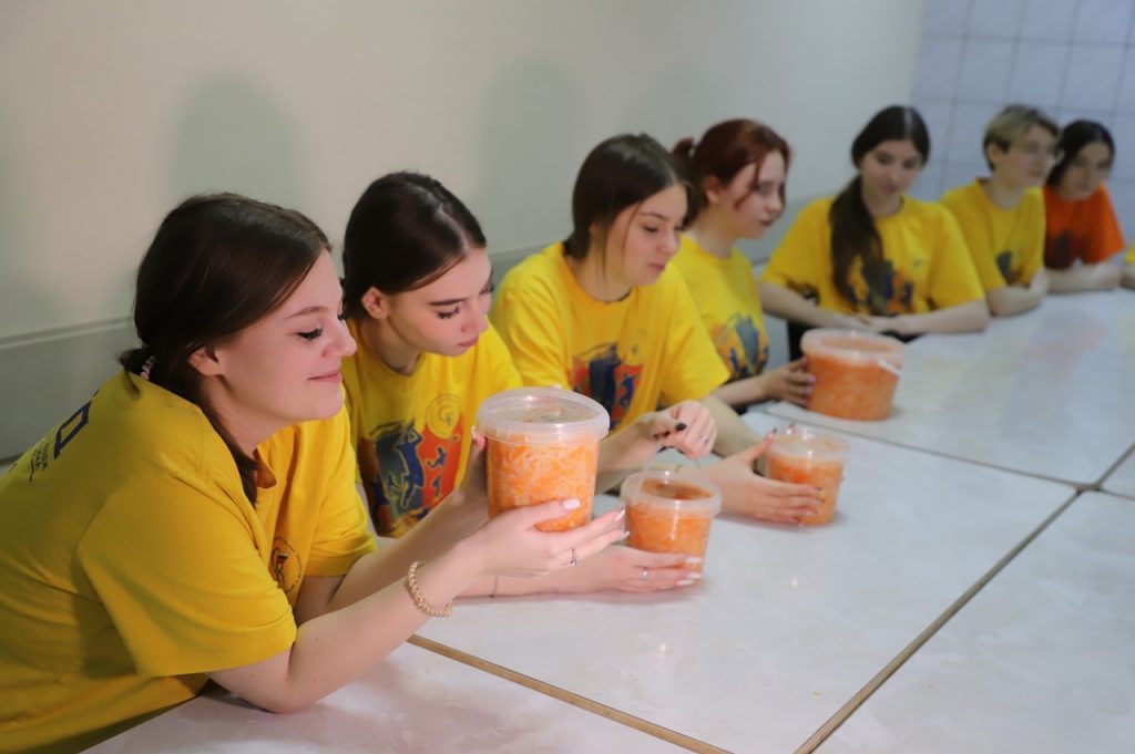 Волонтеры из Самарского колледжа сервисных технологий и дизайна передали на фронт 850 кг квашеной капусты
