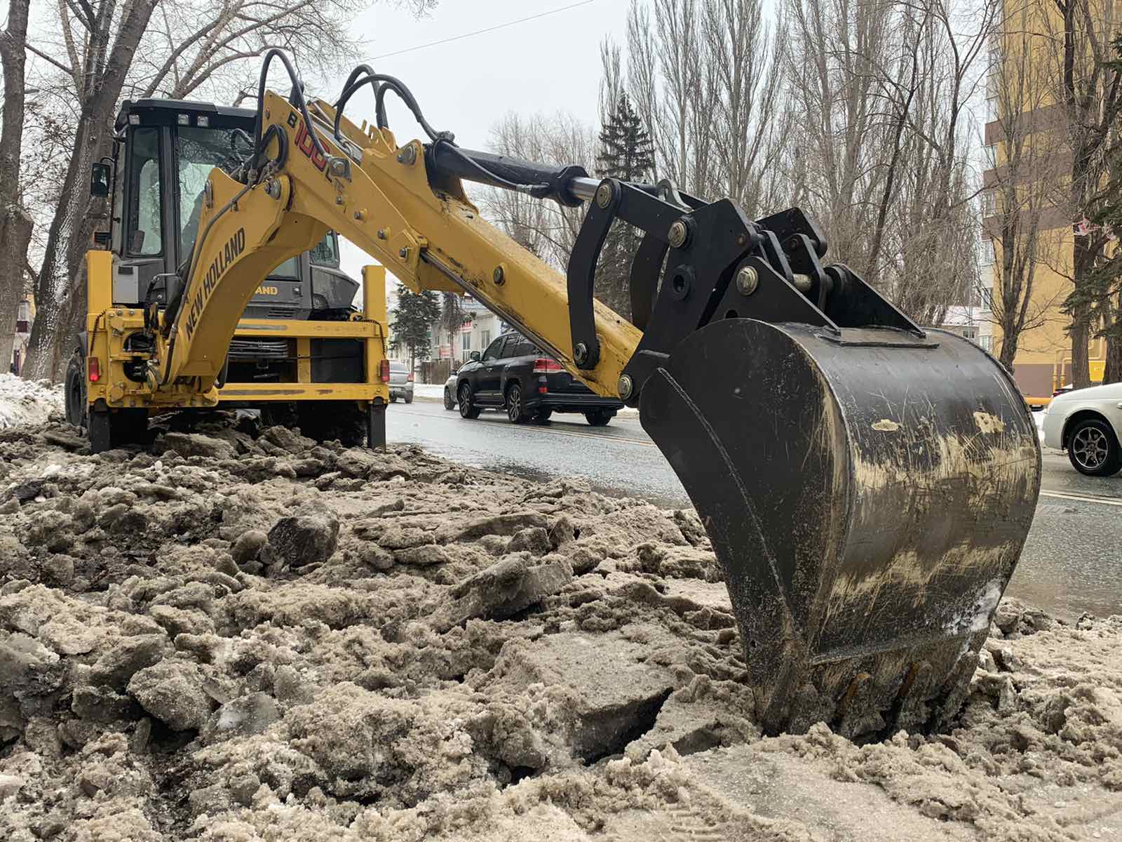 Самарские коммунальщики продолжают расчистку улиц от снега и наледи