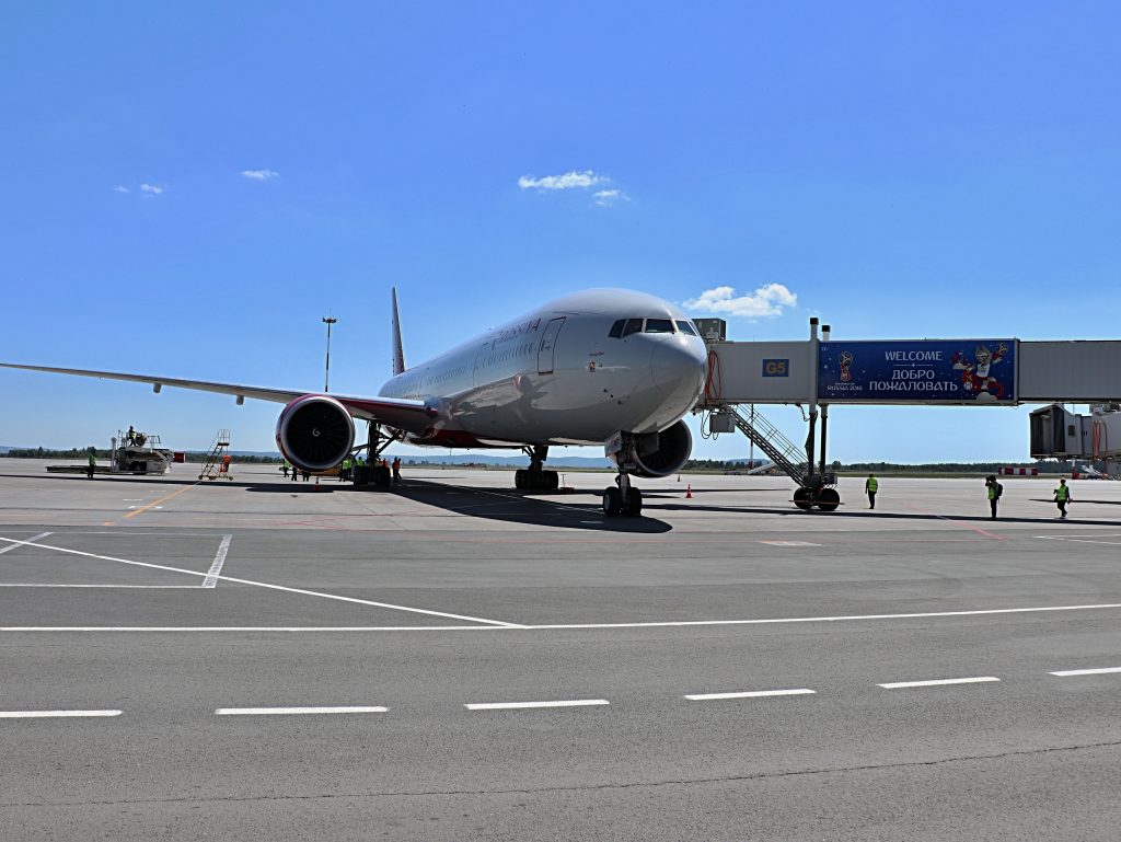 Самолет из Самары с 35 пассажирами выкатился за пределы взлетной полосы в Казани