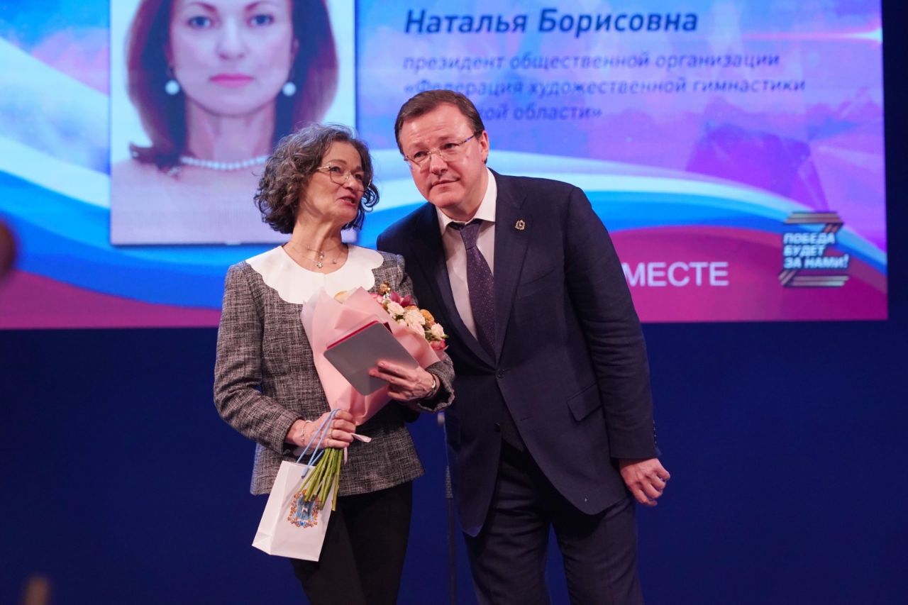 Губернатор Самарской области Дмитрий Азаров поздравил жительниц Тольятти и Сызрани с наступающим Международным женским днем