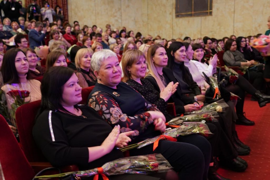 Губернатор Самарской области Дмитрий Азаров поздравил жительниц Тольятти и Сызрани с наступающим Международным женским днем