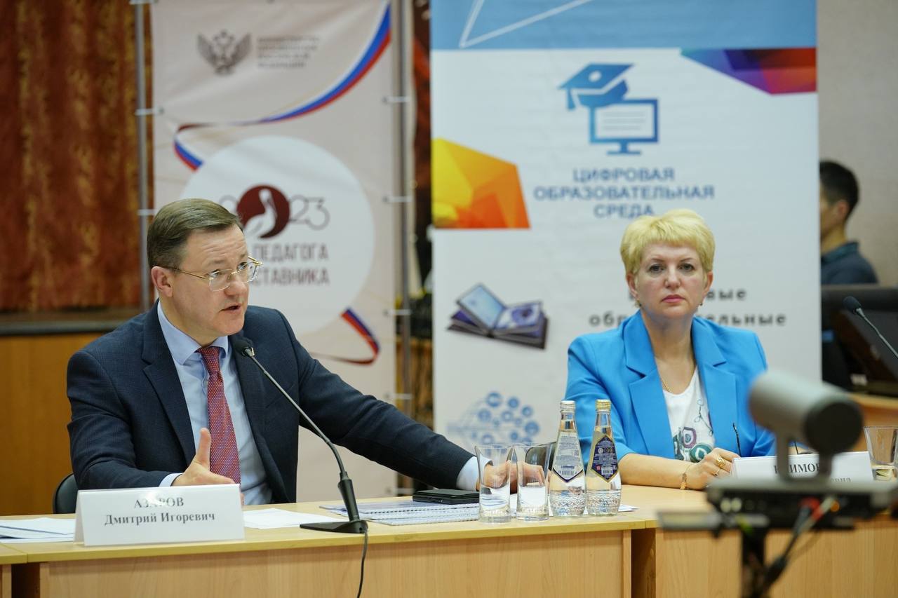 Губернатор Дмитрий Азаров провел заседание Областного родительского собрания