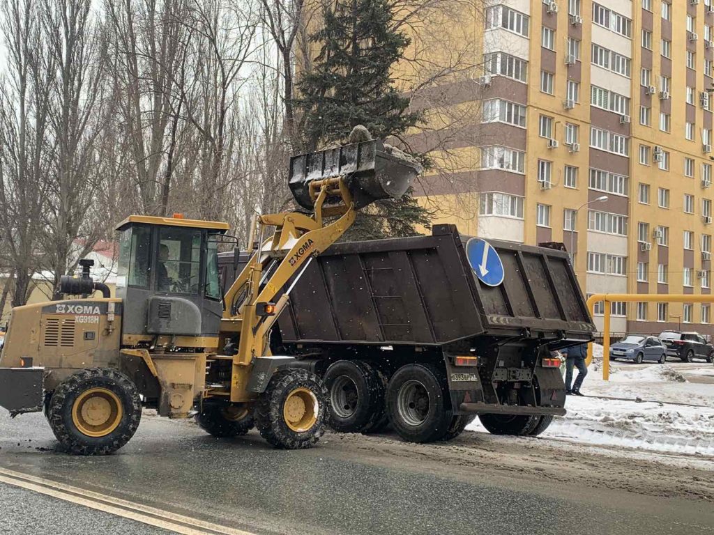 Самарские коммунальщики продолжают расчистку улиц от снега и наледи