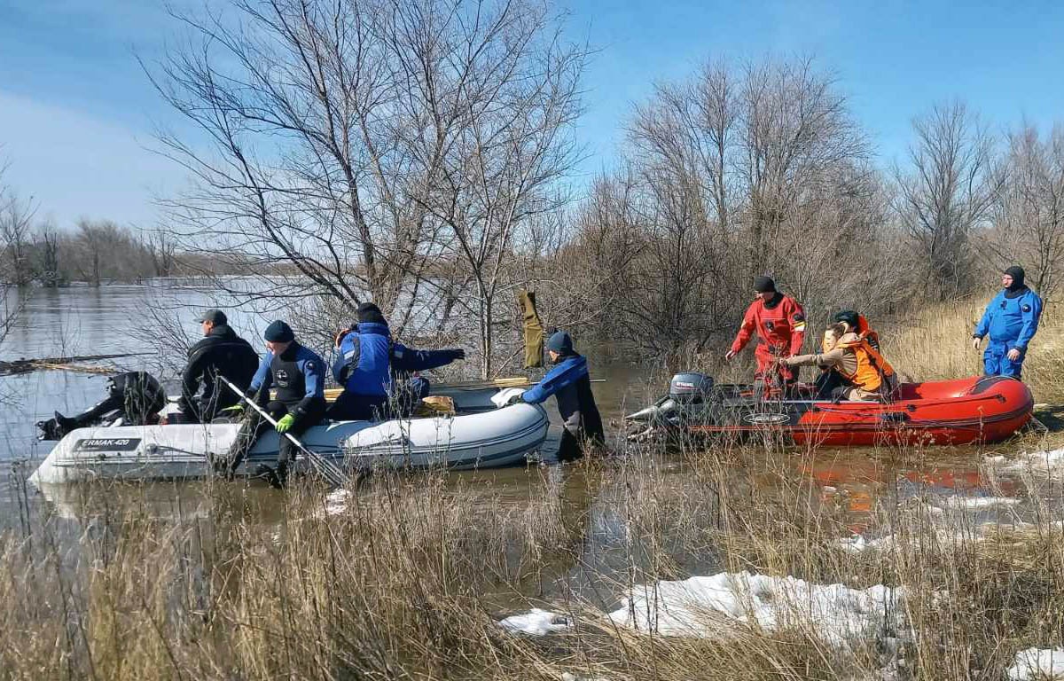 В Самарской области спасатели обеспечивали безопасность на реке Чапаевка при сезонном подрыве льда