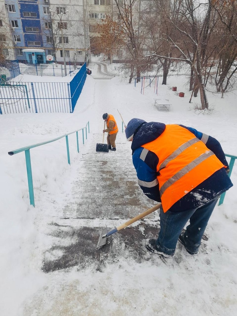 В Самаре не прекращается уборка снега и противогололедная обработка