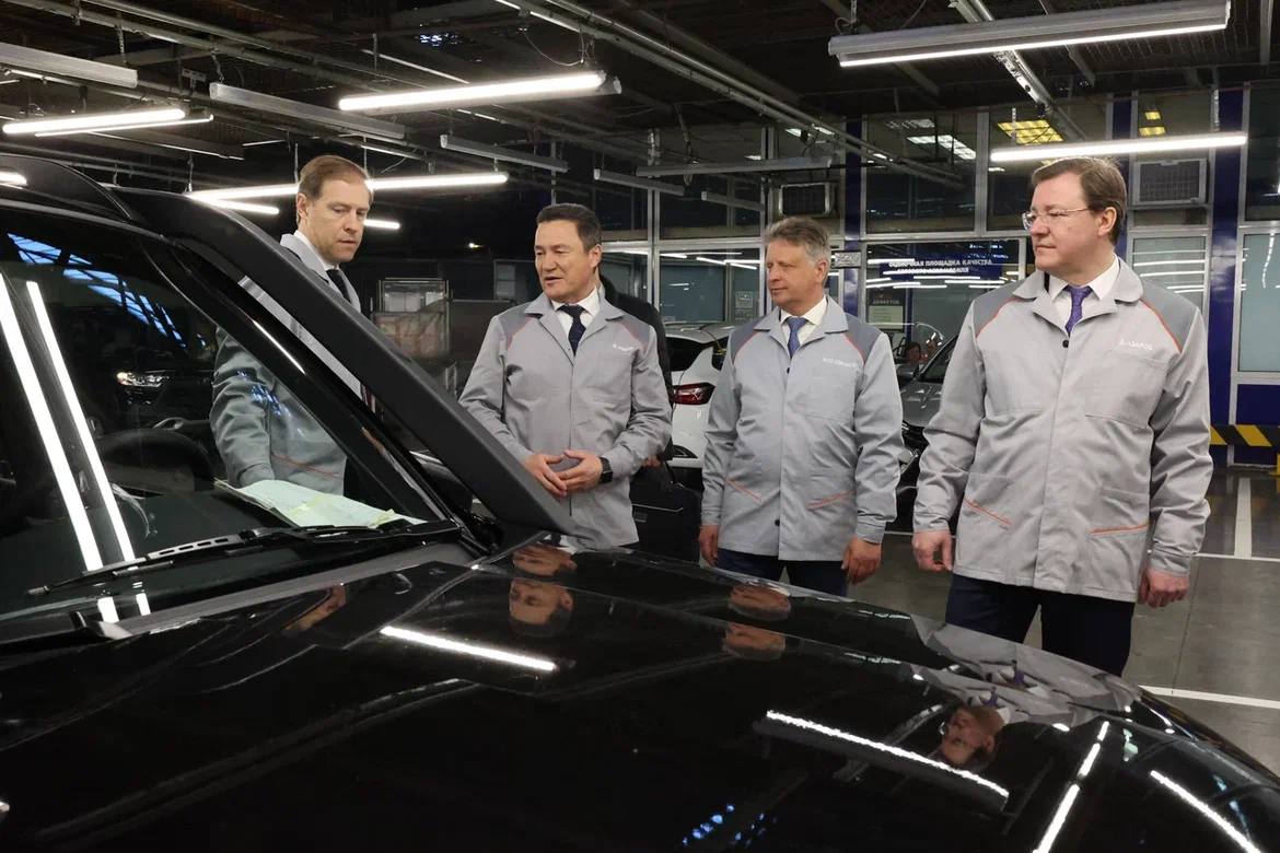 Lada Vesta и новые Largus: Владимир Путин и Дмитрий Азаров обсудили производственную программу завода