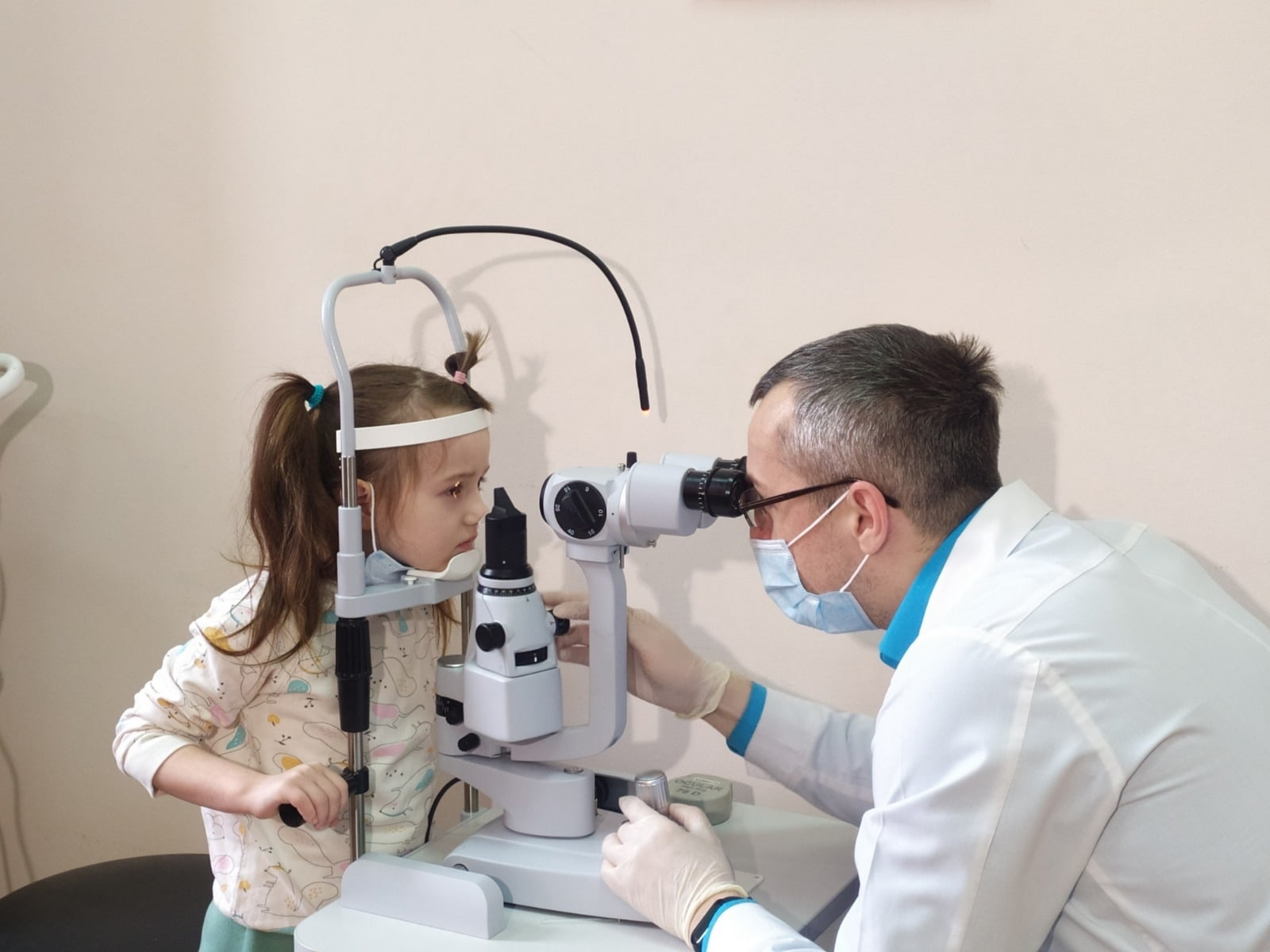 Самарские врачи спасли зрение 6-летней девочке, случайно попавшей ножницами в глаз