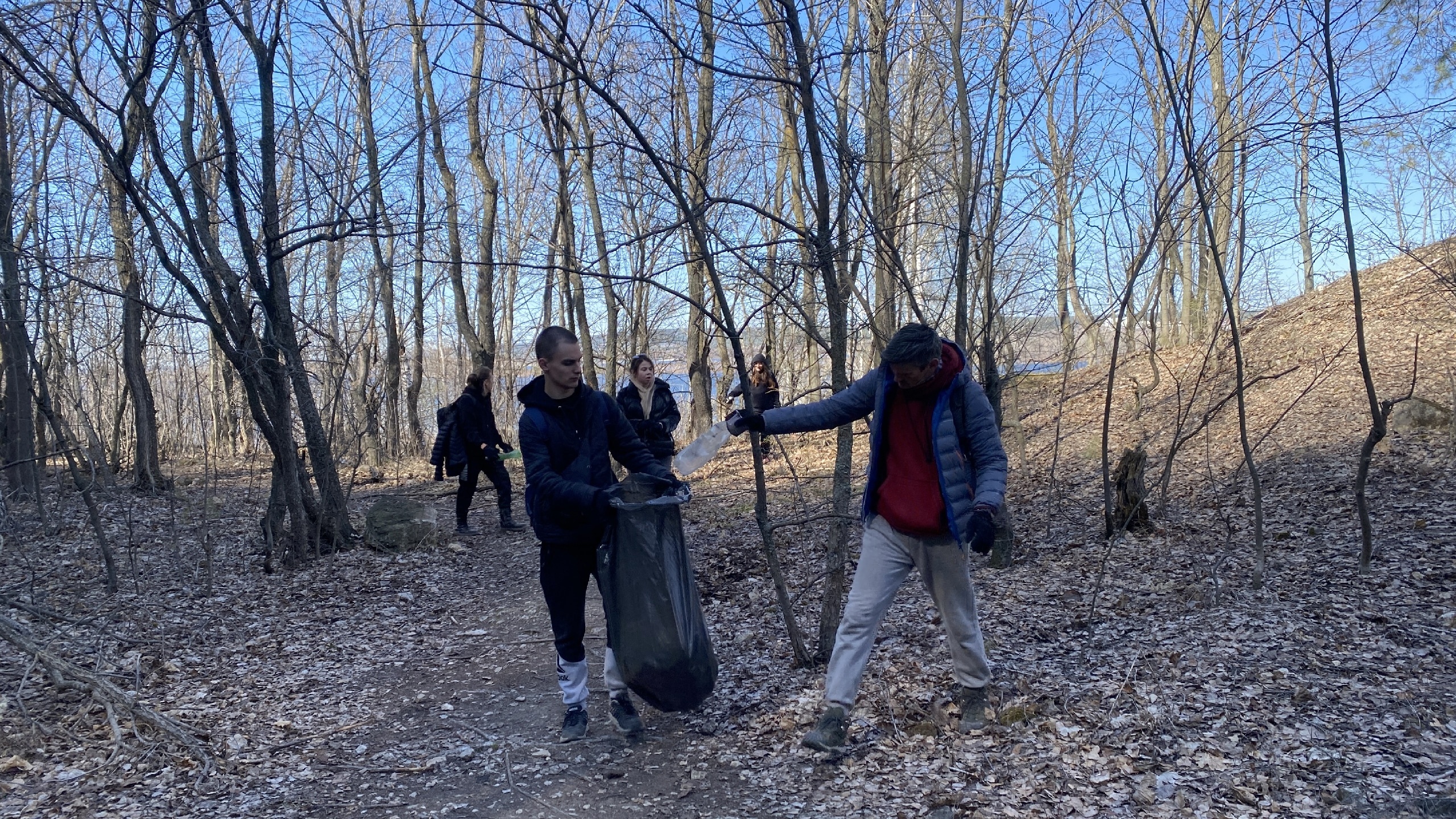 Волонтеры собрали восемь мешков мусора в национальном парке «Самарская Лука»