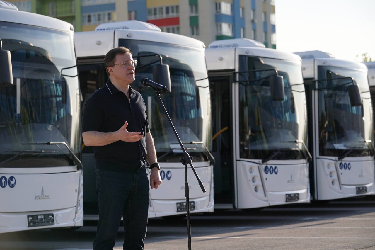 Губернатор Дмитрий Азаров передал пассажирским предприятиям Тольятти ключи от новых автобусов