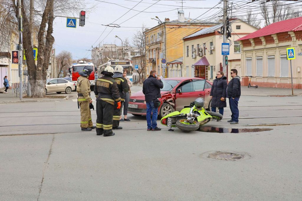 В Самаре мотоцикл столкнулся с иномаркой на углу Некрасовской и Галактионовской
