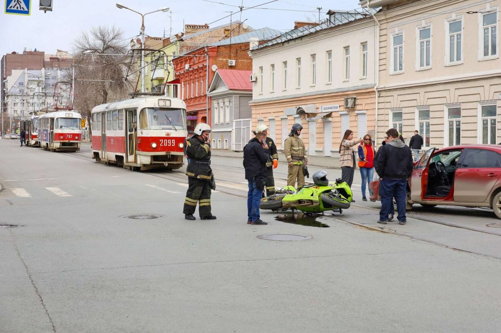 В Самаре мотоцикл столкнулся с иномаркой на углу Некрасовской и Галактионовской
