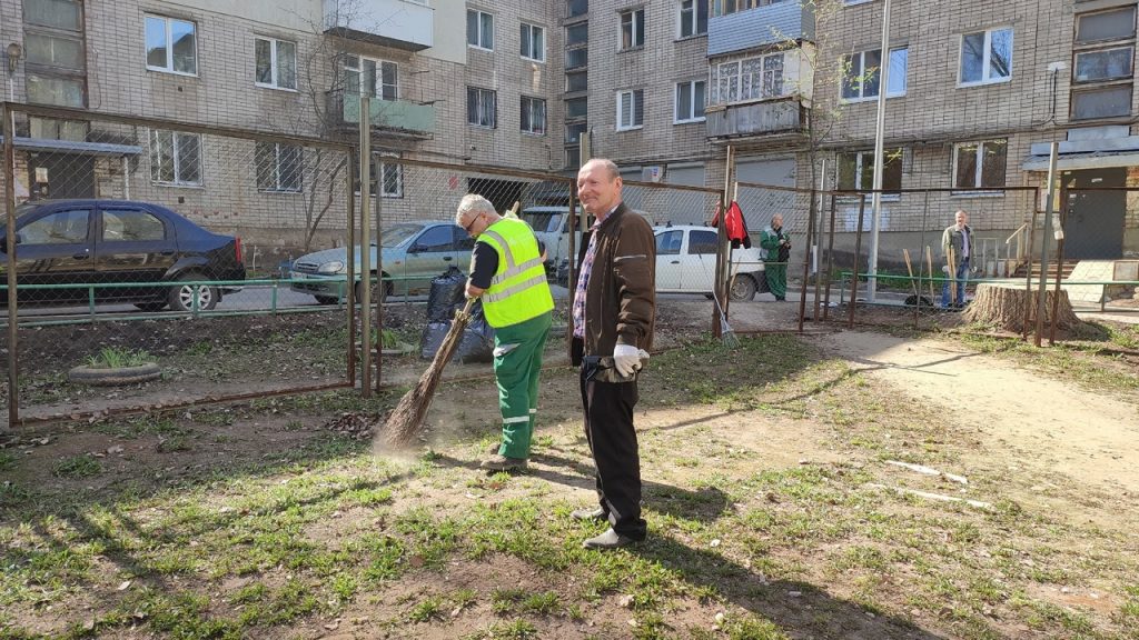 Жители Октябрьского района вышли на весеннюю уборку во дворах