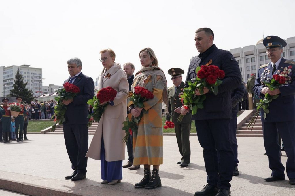 На площади Славы прошла в церемония возложения цветов к Вечному огню