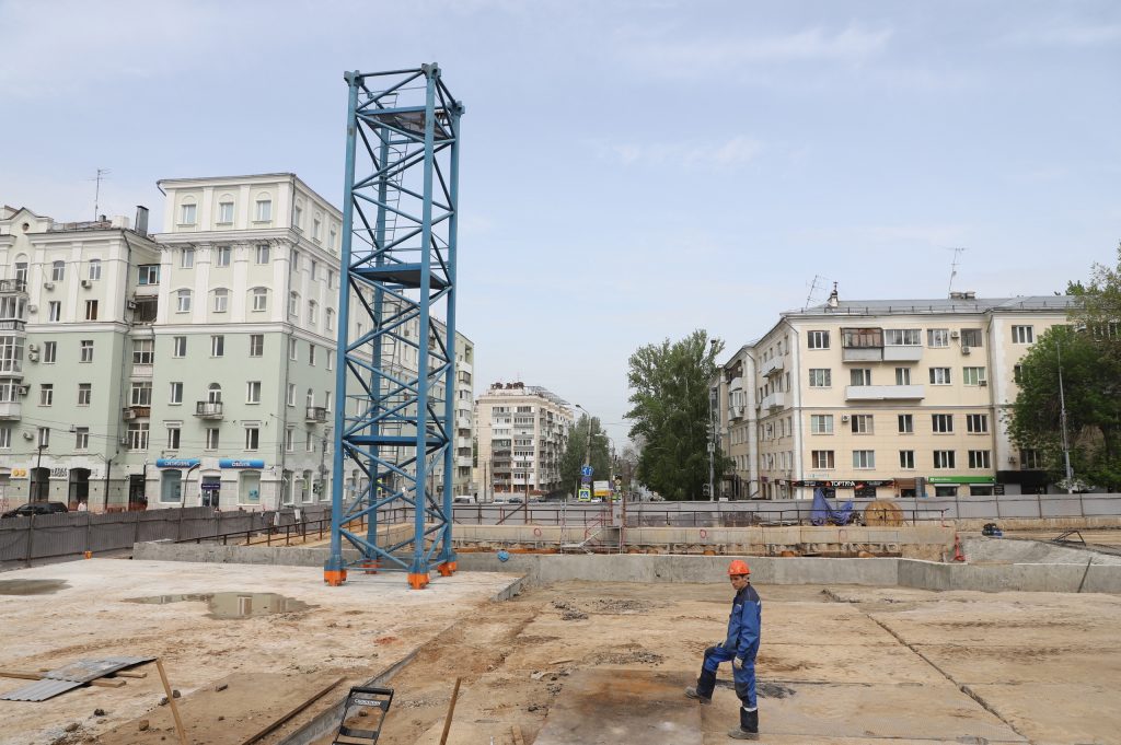 На перекрестке Полевой и Ново-Садовой завершаются работы по подготовке котлована новой станции метро