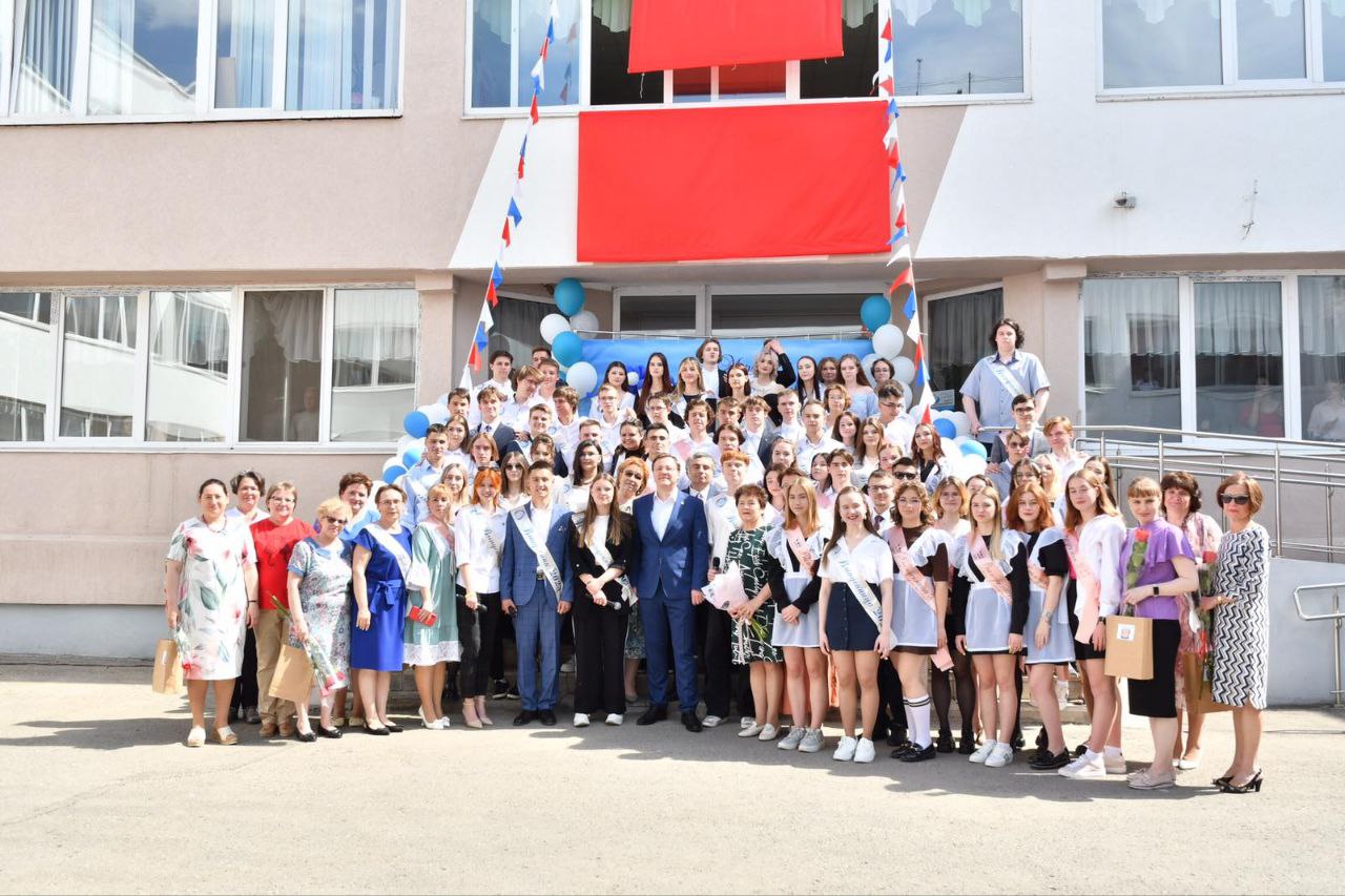 Губернатор Дмитрий Азаров пришел на последний звонок в свою родную школу №132