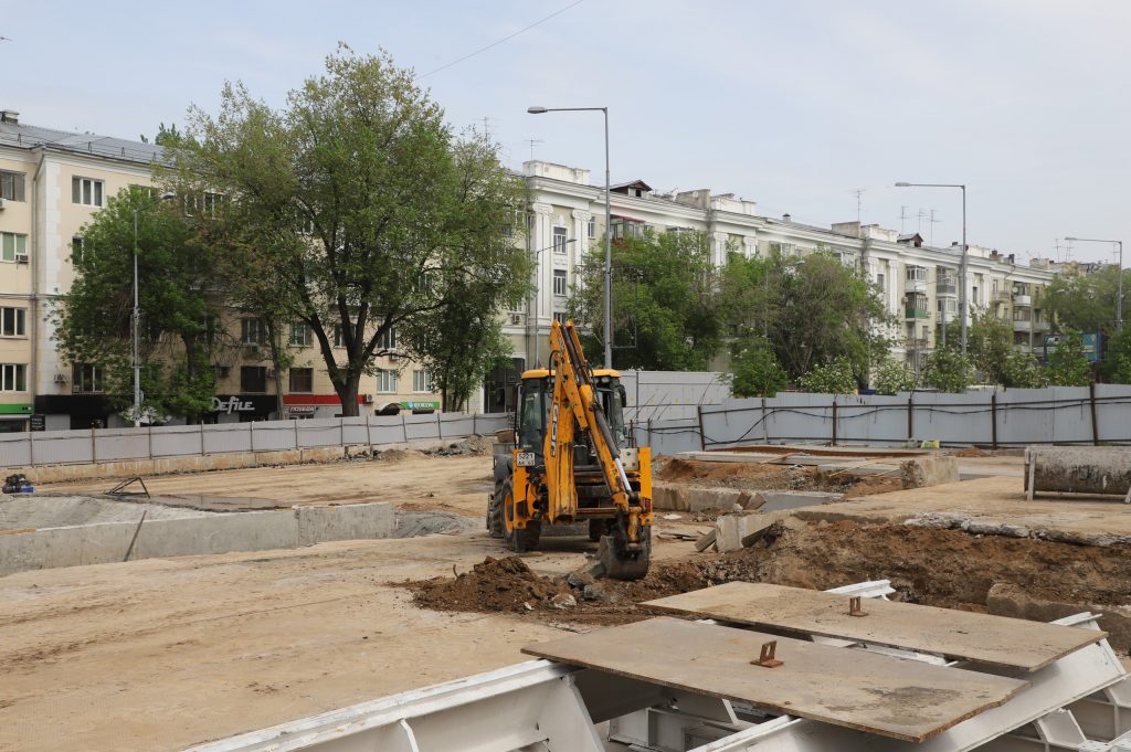 На перекрестке Полевой и Ново-Садовой завершаются работы по подготовке котлована новой станции метро